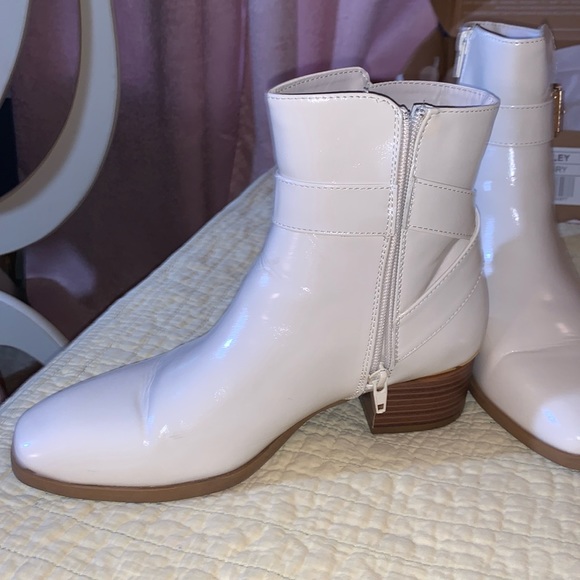 Journee Collection Elley Ivory Ankle Booties Size 7 - Picture 6 of 15
